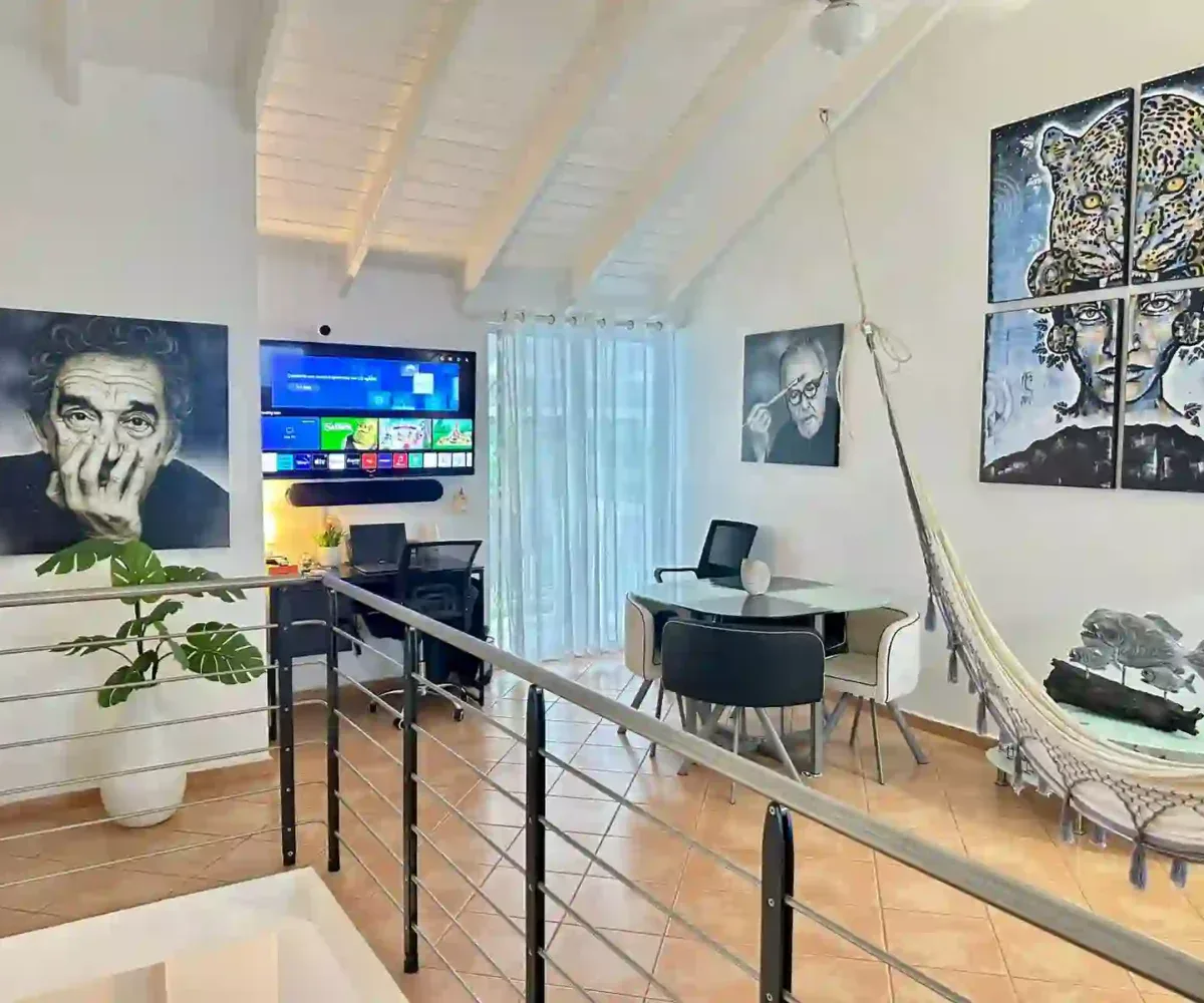Sala de estar luminosa del apartamento en venta en Las Terrenas
