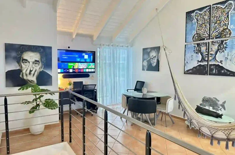 Sala de estar luminosa del apartamento en venta en Las Terrenas