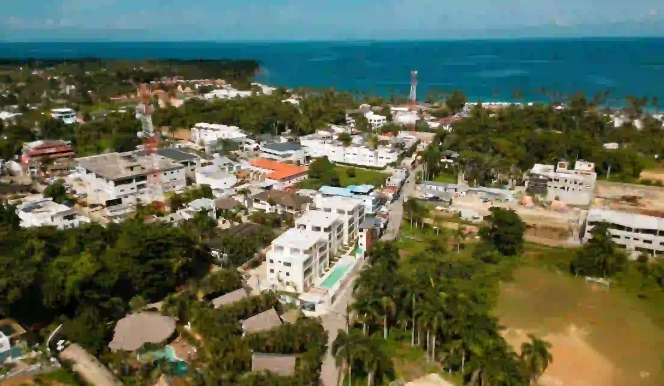 Vista aérea de Las Terrenas, Samaná, mostrando playas, áreas residenciales y vegetación exuberante.