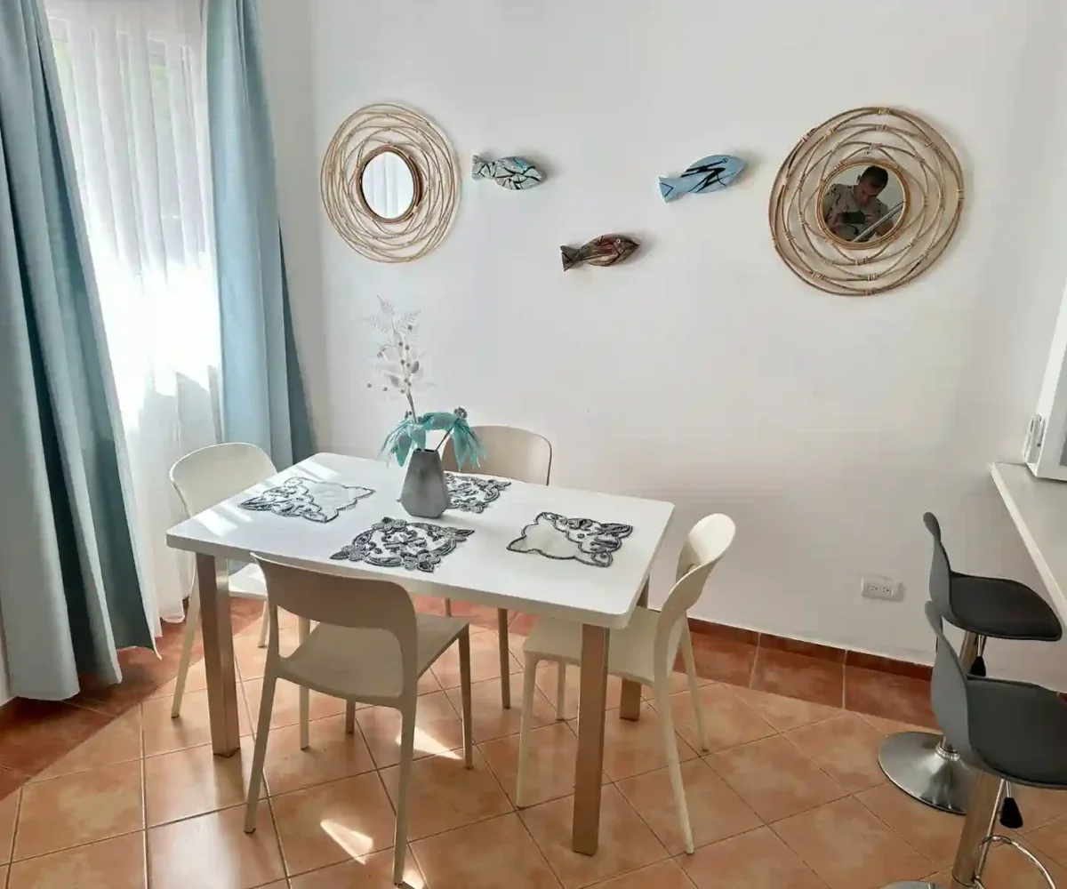 Comedor del apartamento en Las Terrenas con luz natural