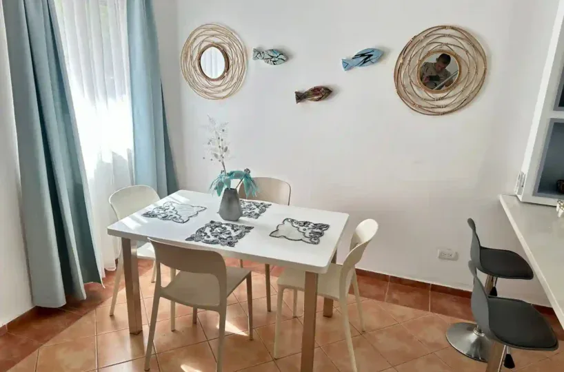 Comedor del apartamento en Las Terrenas con luz natural