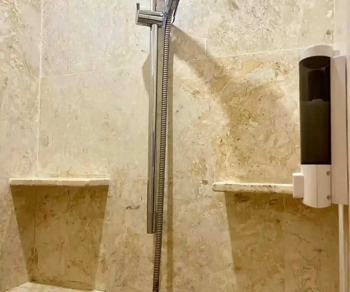 Baño moderno del apartamento en Aligio Las Terrenas con ducha, lavabo y detalles elegantes