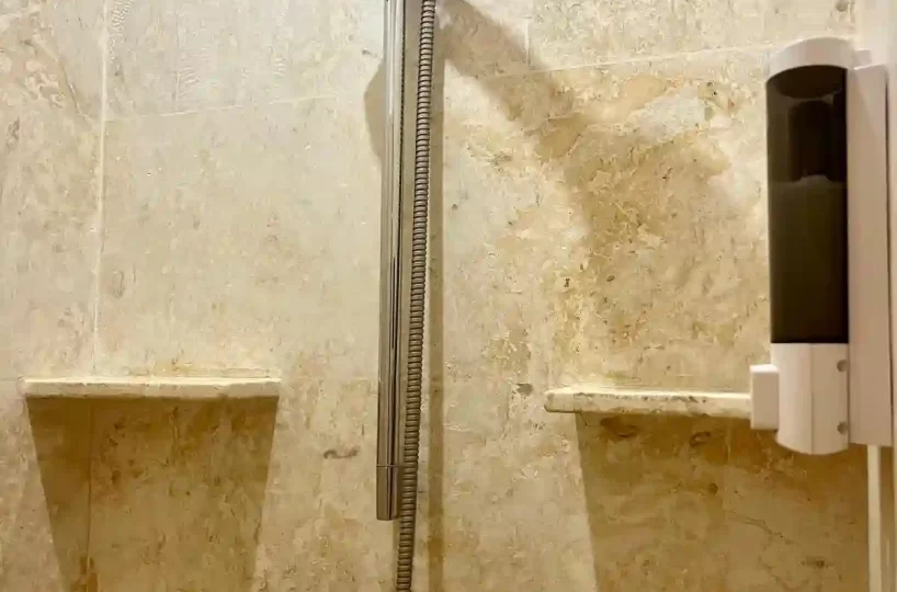 Baño moderno del apartamento en Aligio Las Terrenas con ducha, lavabo y detalles elegantes
