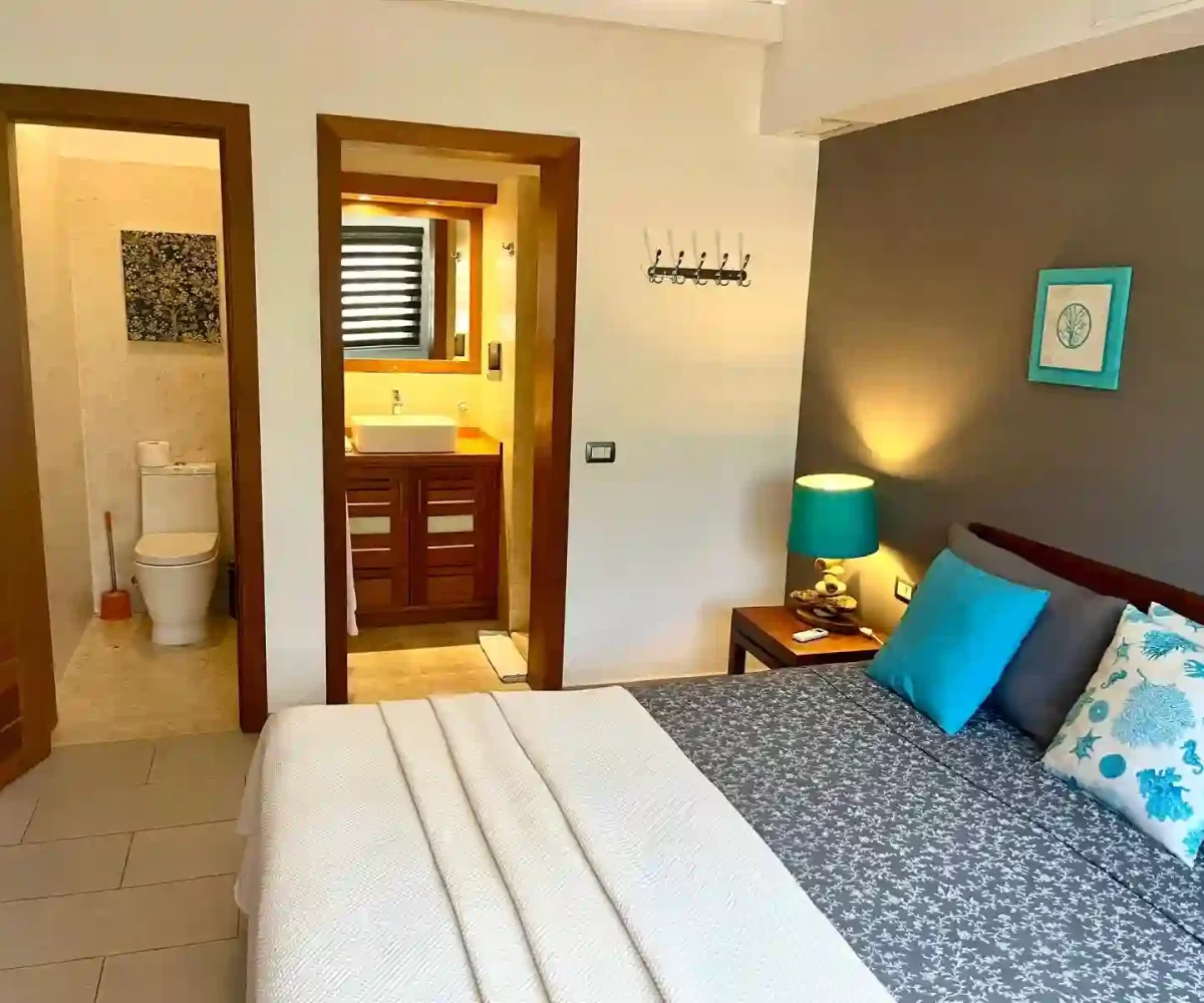 Habitación con cama y baño en el apartamento en Aligio Las Terrenas