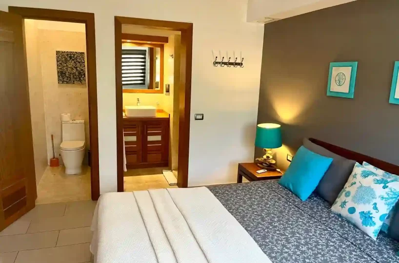 Habitación con cama y baño en el apartamento en Aligio Las Terrenas