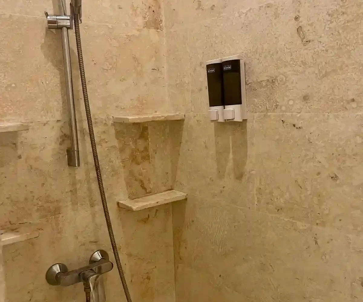 Baño moderno del apartamento en Aligio Las Terrenas con ducha, lavabo y detalles elegantes