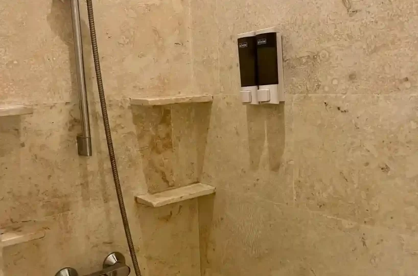 Baño moderno del apartamento en Aligio Las Terrenas con ducha, lavabo y detalles elegantes