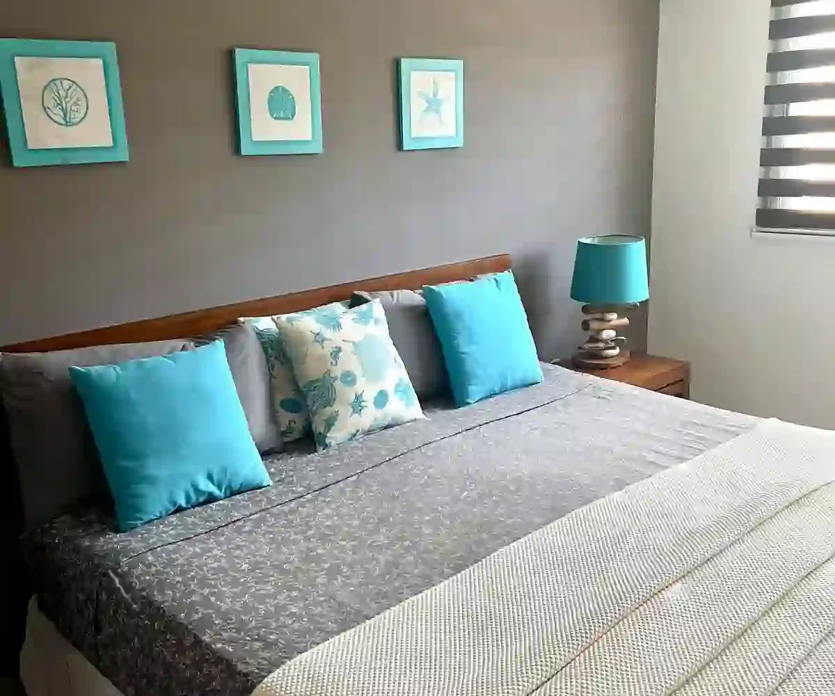 Habitación con cama y baño en el apartamento en Aligio Las Terrenas