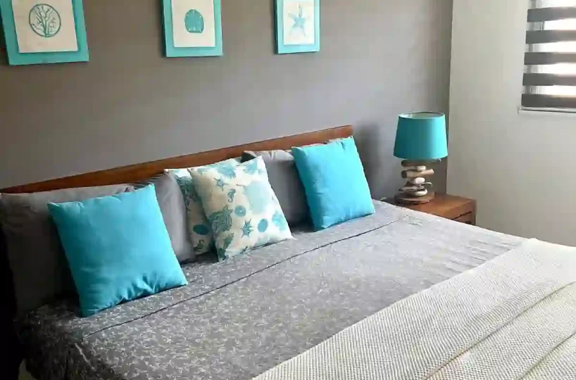 Habitación con cama y baño en el apartamento en Aligio Las Terrenas