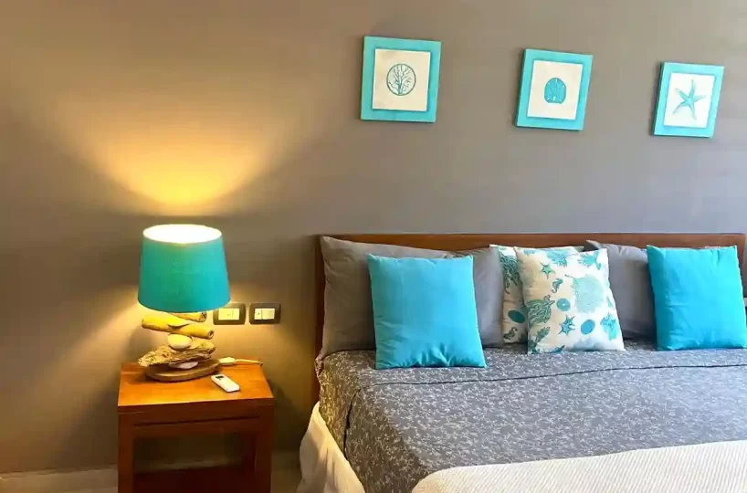 Habitación con cama y baño en el apartamento en Aligio Las Terrenas
