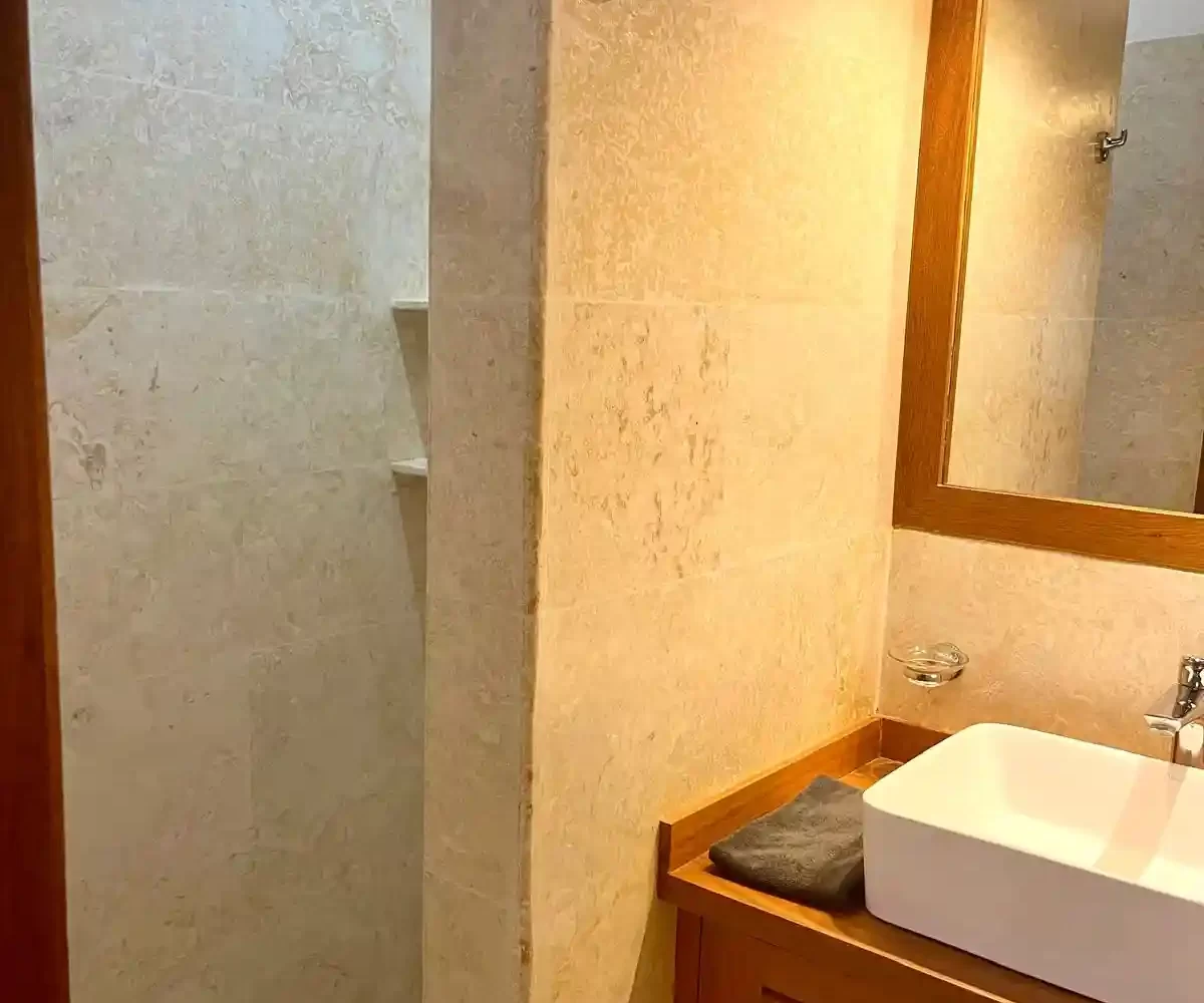 Baño moderno del apartamento en Aligio Las Terrenas con ducha, lavabo y detalles elegantes