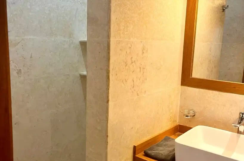 Baño moderno del apartamento en Aligio Las Terrenas con ducha, lavabo y detalles elegantes