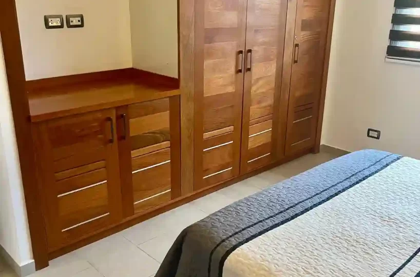 Habitación del apartamento en Aligio Las Terrenas con cama, decoración moderna y luz natural
