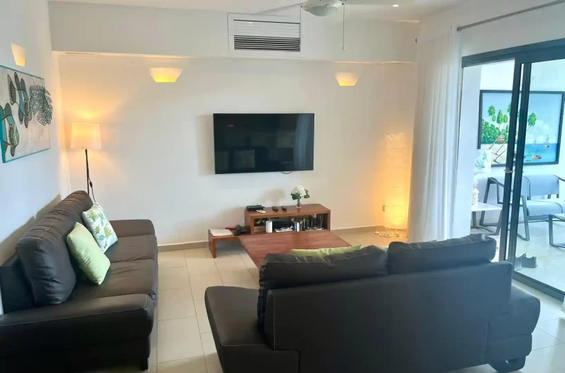 Sala del apartamento en Aligio Las Terrenas con mueble