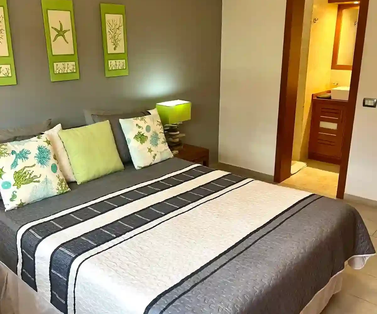 Habitación con cama y baño en el apartamento en Aligio Las Terrenas