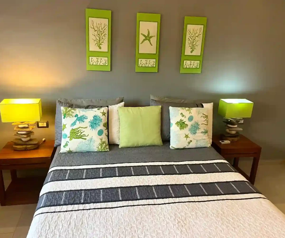 Habitación con cama y baño en el apartamento en Aligio Las Terrenas