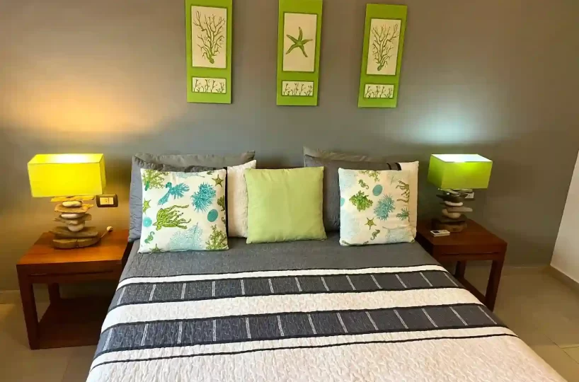 Habitación con cama y baño en el apartamento en Aligio Las Terrenas