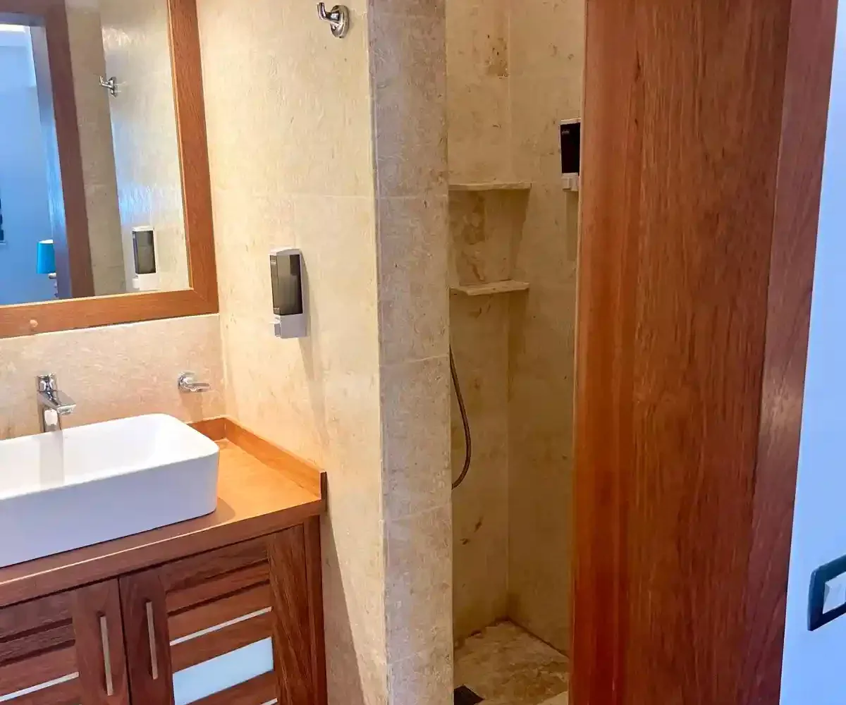 Baño moderno del apartamento en Aligio Las Terrenas con ducha, lavabo y detalles elegantes
