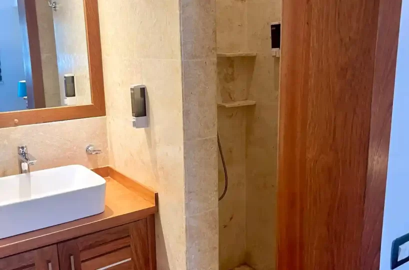 Baño moderno del apartamento en Aligio Las Terrenas con ducha, lavabo y detalles elegantes