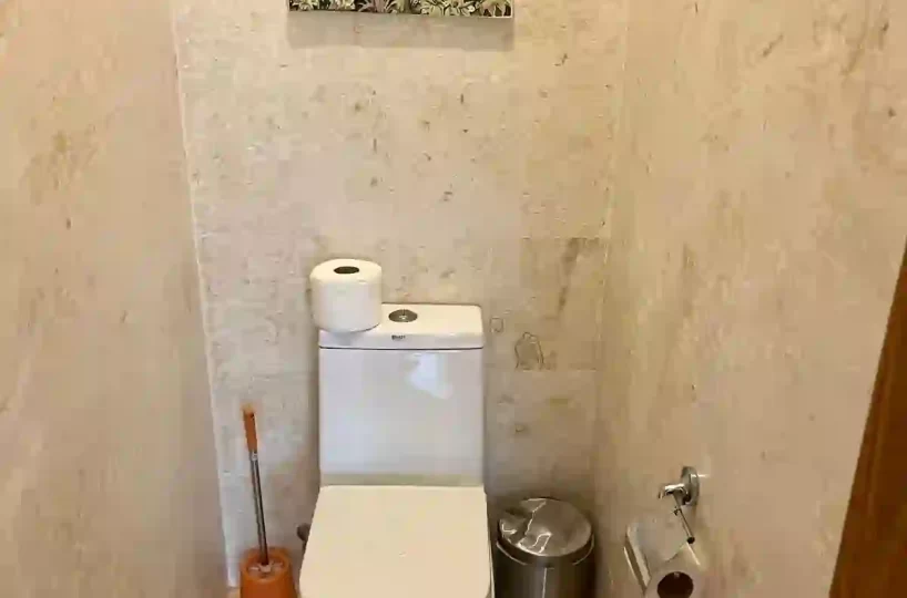 Baño moderno del apartamento en Aligio Las Terrenas con ducha, lavabo y detalles elegantes