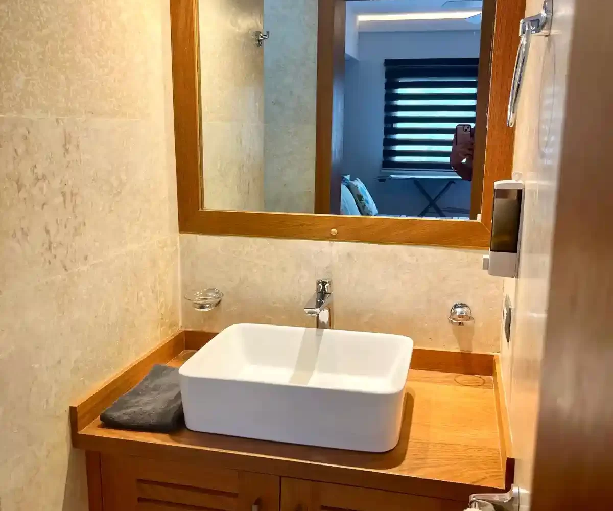 Baño moderno del apartamento en Aligio Las Terrenas con ducha, lavabo y detalles elegantes