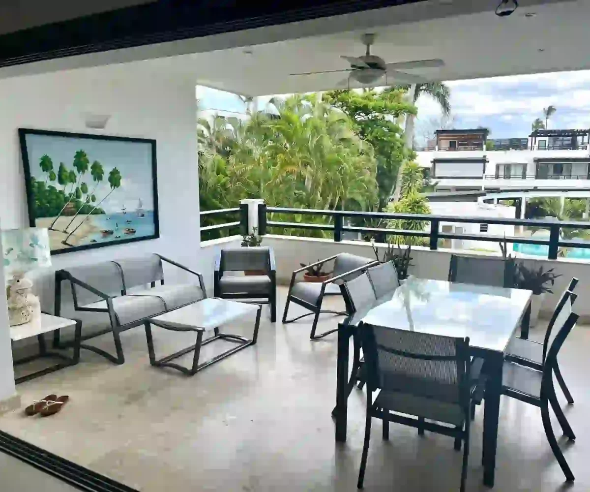 Terraza del apartamento en Aligio Las Terrenas con vista a la piscina y jardín
