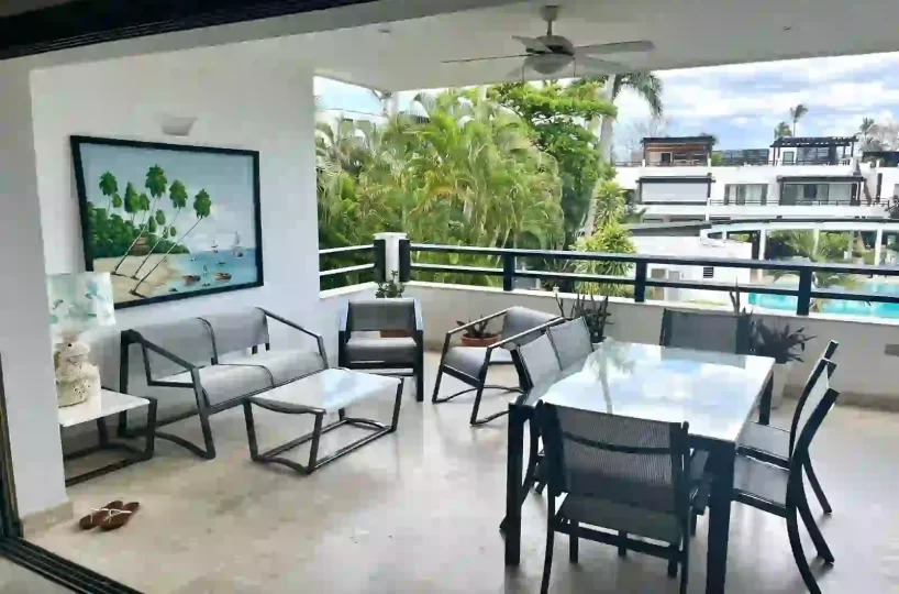 Terraza del apartamento en Aligio Las Terrenas con vista a la piscina y jardín
