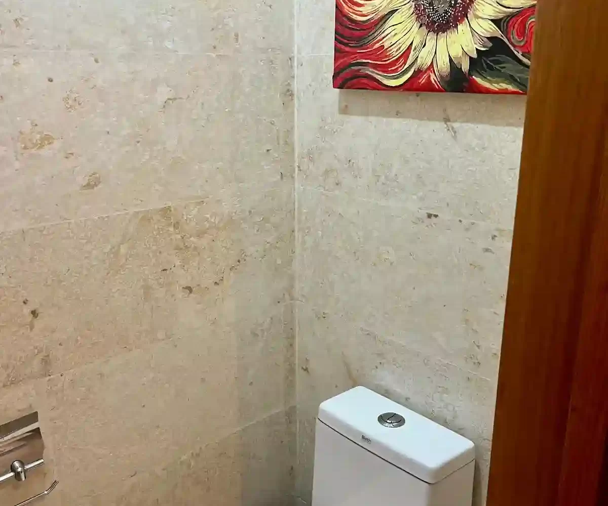 Baño moderno del apartamento en Aligio Las Terrenas con ducha, lavabo y detalles elegantes
