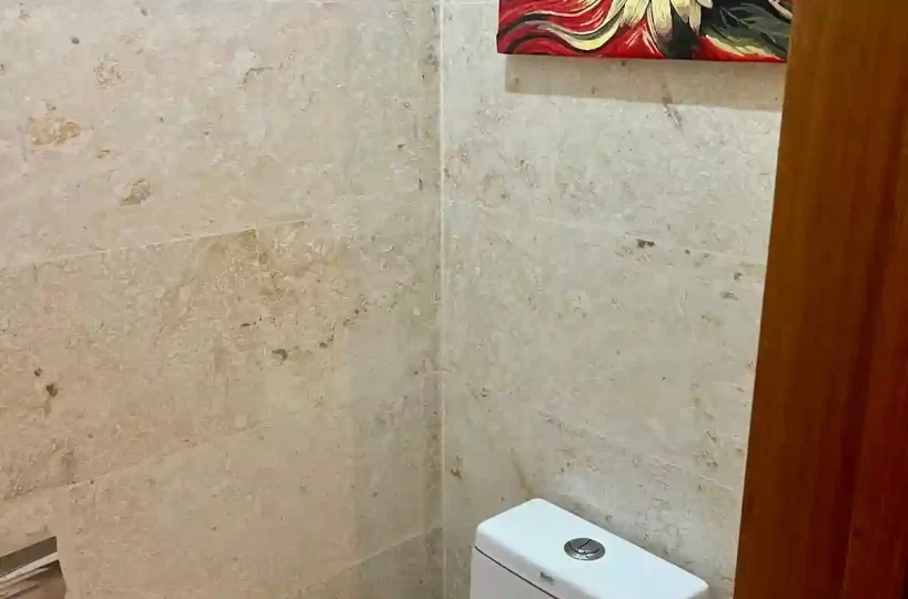 Baño moderno del apartamento en Aligio Las Terrenas con ducha, lavabo y detalles elegantes