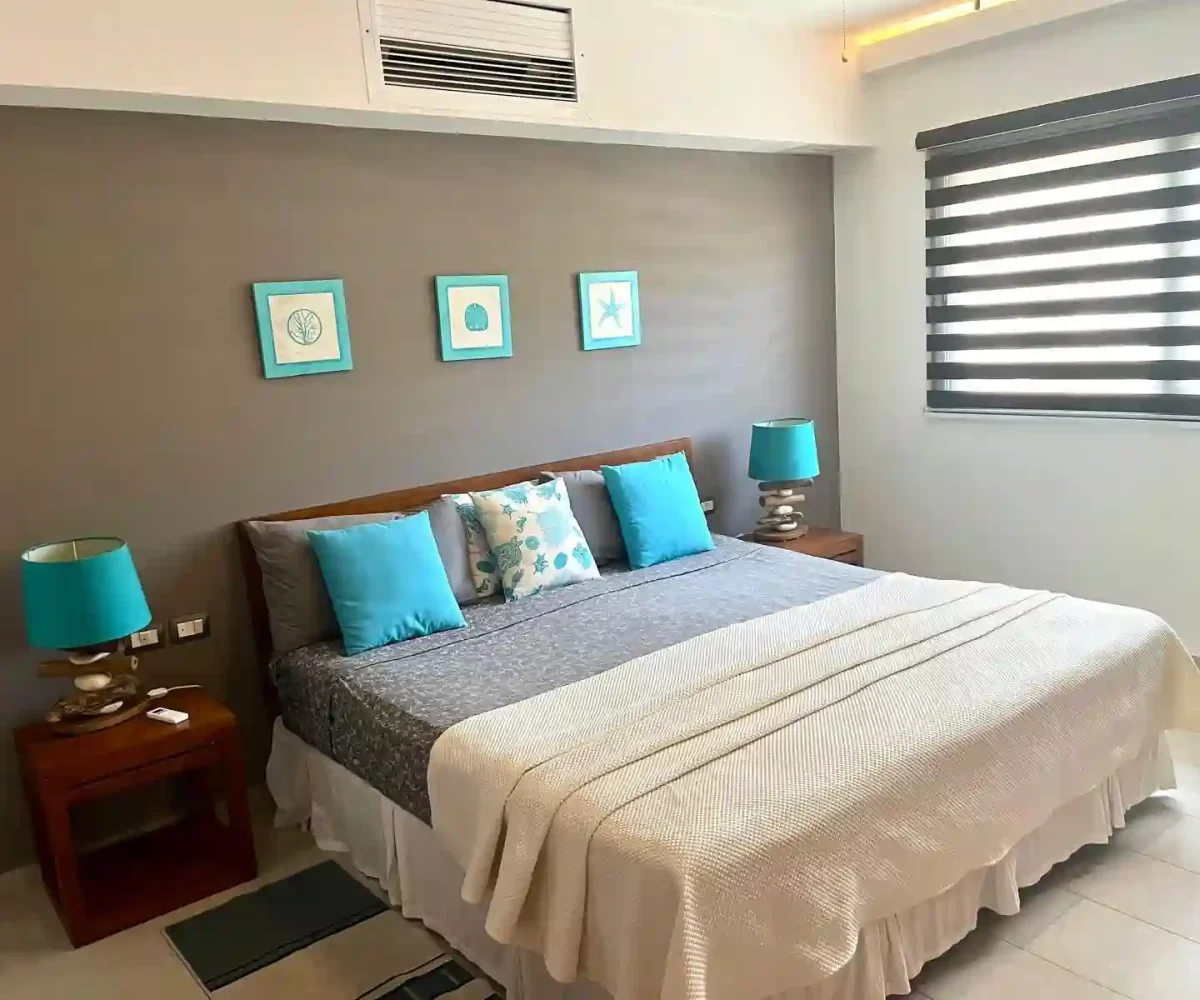 Habitación con cama en el apartamento en Aligio Las Terrenas, mostrando comodidad y diseño moderno