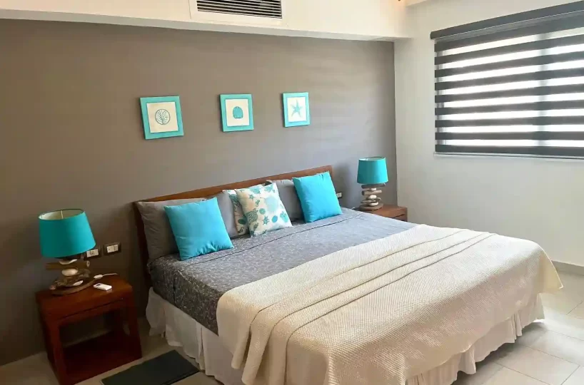 Habitación con cama en el apartamento en Aligio Las Terrenas, mostrando comodidad y diseño moderno