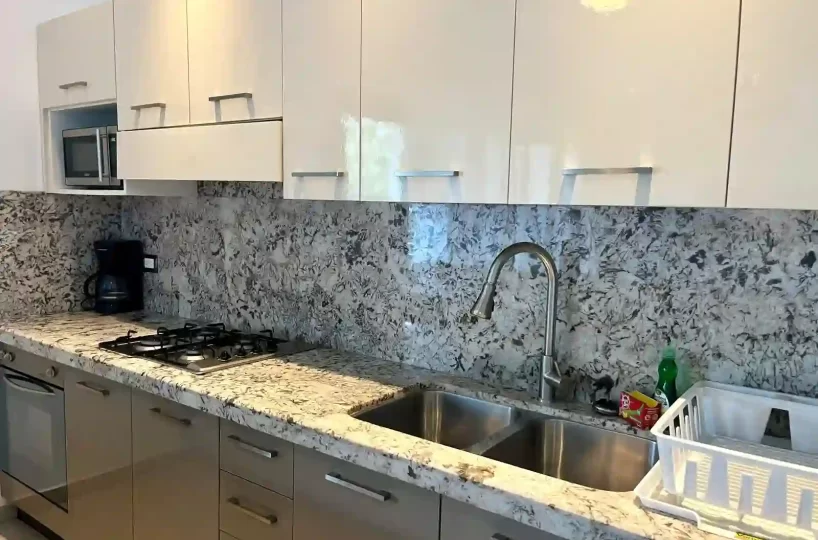 Cocina moderna en el apartamento en Aligio Las Terrenas, equipada y funcional