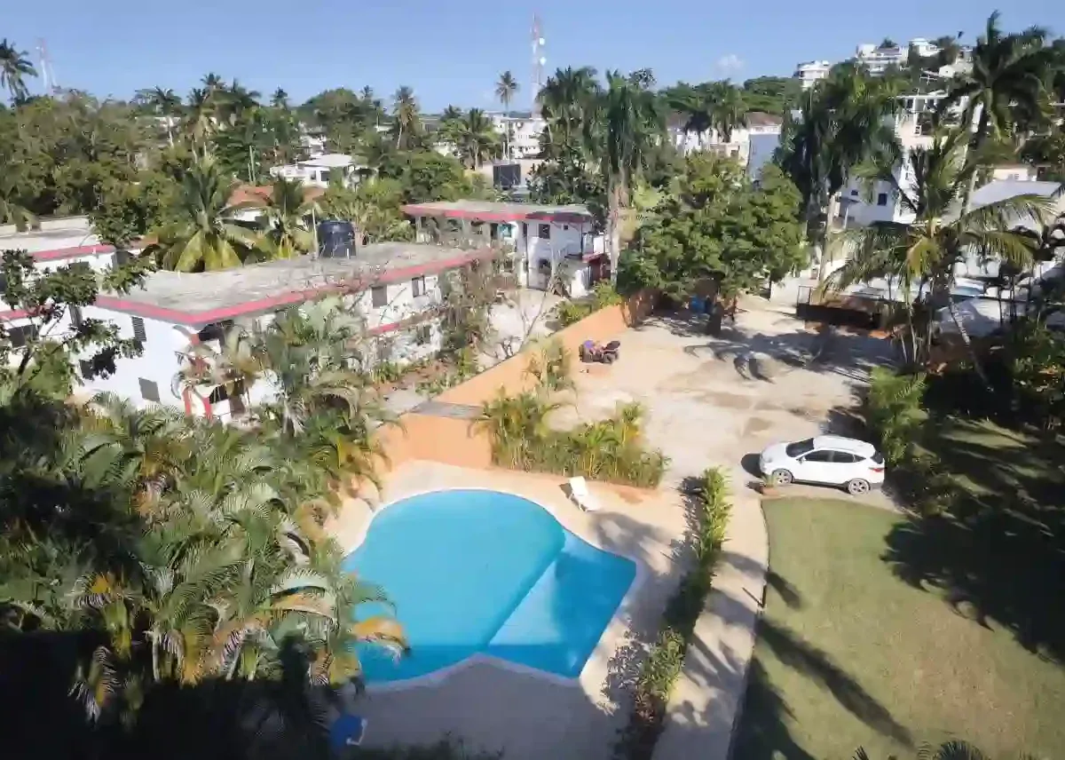 Vista a piscina, parqueo y áreas verdes desde la propiedad en Las Terrenas
