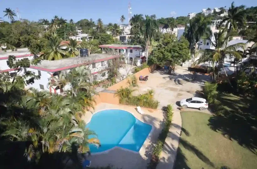 Vista a piscina, parqueo y áreas verdes desde la propiedad en Las Terrenas