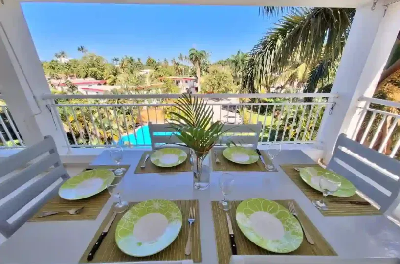 Terraza del apartamento en venta en Las Terrenas con vista a piscina y montañas