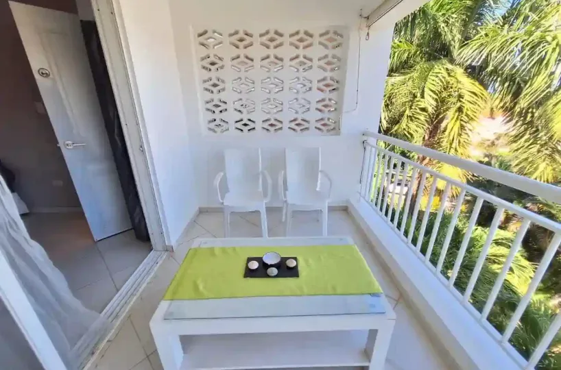 Terraza con mesa y vista al jardín en apartamento en venta en Las Terrenas