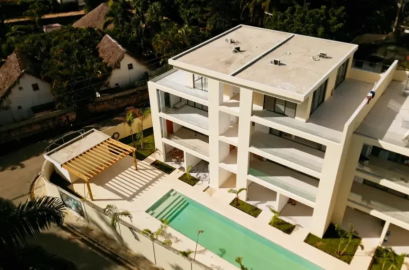 apartamento en venta las terrenas samana vista aera de la piscina y el edificio