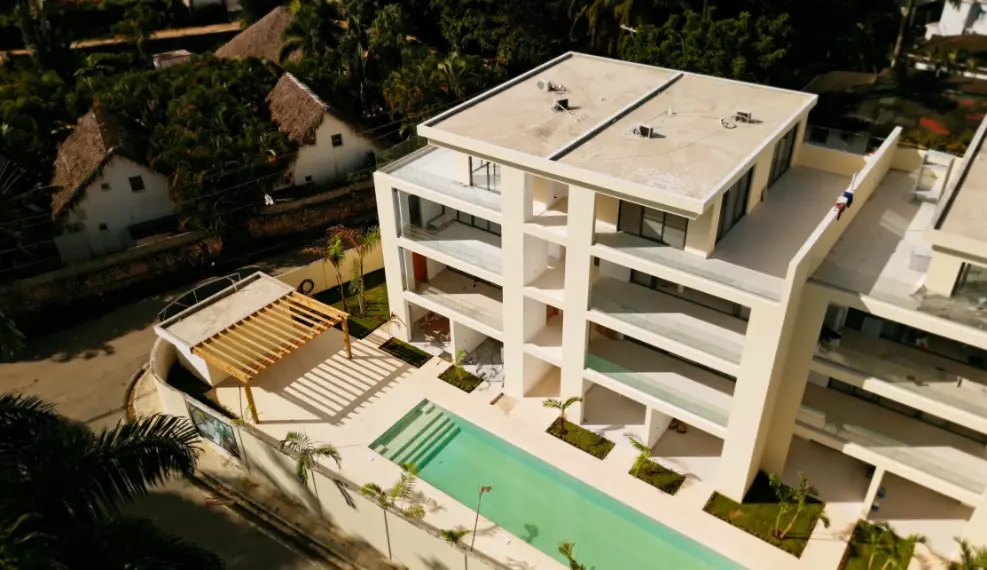 apartamento en venta las terrenas samana vista aera de la piscina y el edificio