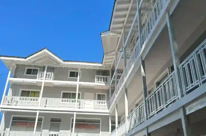 Fachada y exterior del apartamento en Las Terrenas cerca de la playa