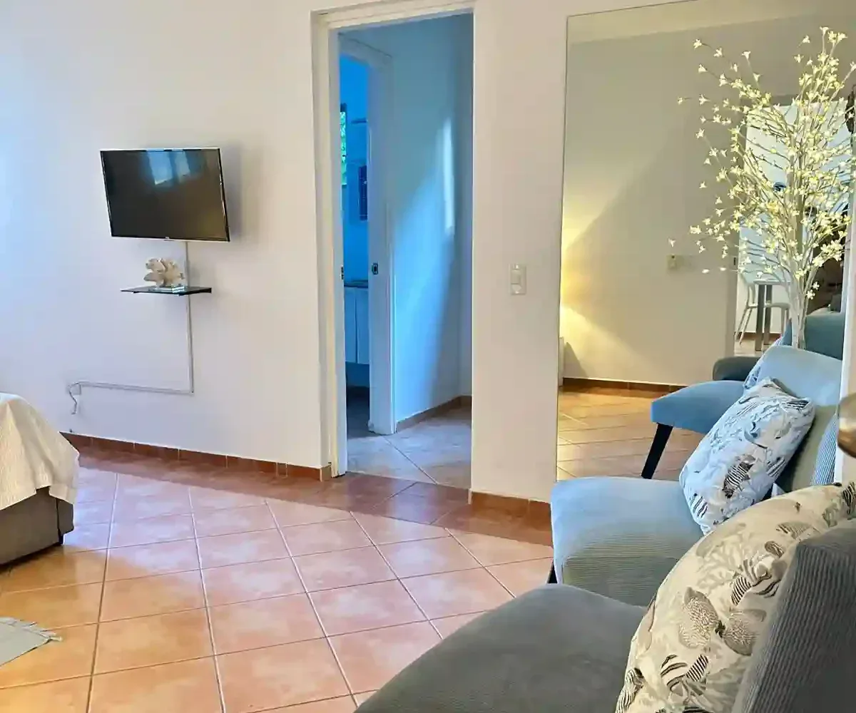 Interior del apartamento en Las Terrenas con sala de estar y cocina iluminada