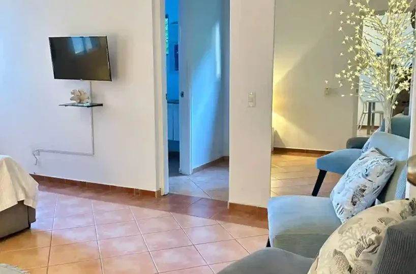 Interior del apartamento en Las Terrenas con sala de estar y cocina iluminada