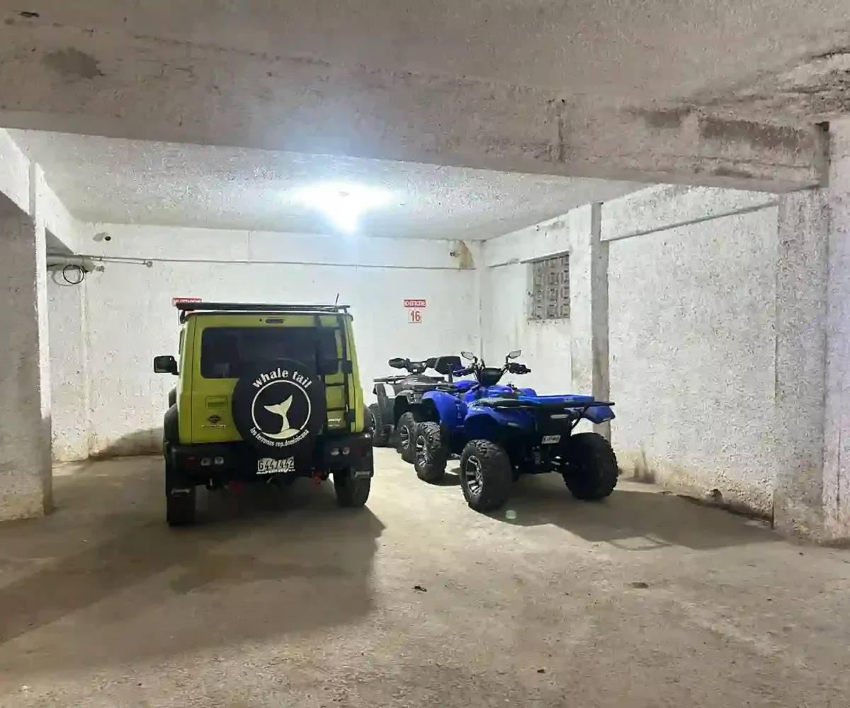 Área de parqueo del apartamento en Las Terrenas