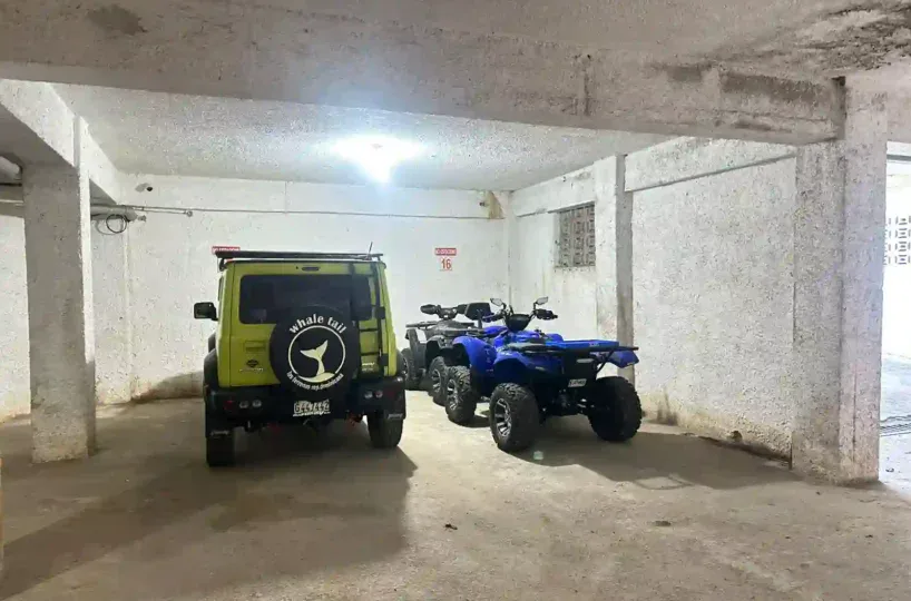 Área de parqueo del apartamento en Las Terrenas