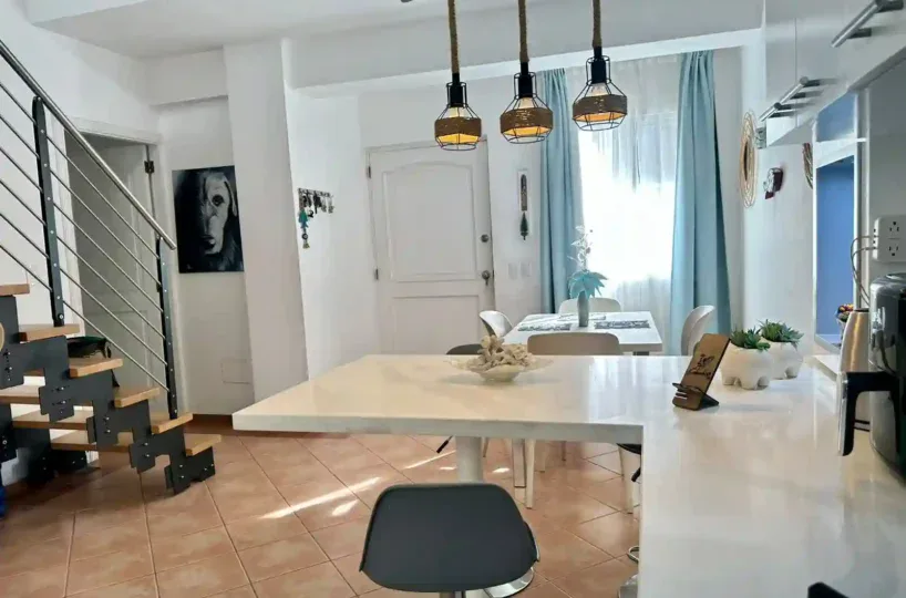 Sala luminosa del apartamento en Las Terrenas