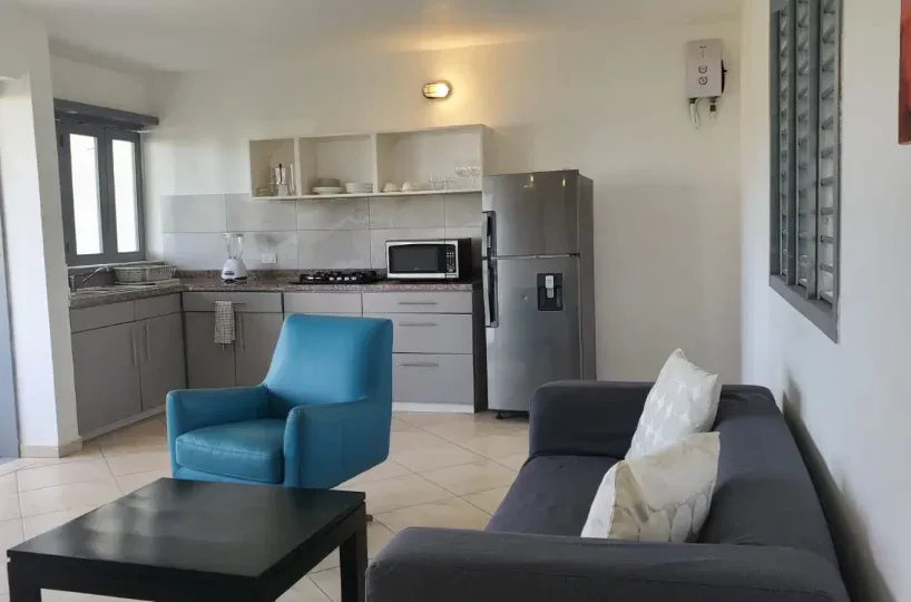 Apartamento en venta en Las Terrenas, Samaná – Sala y comedor luminosos