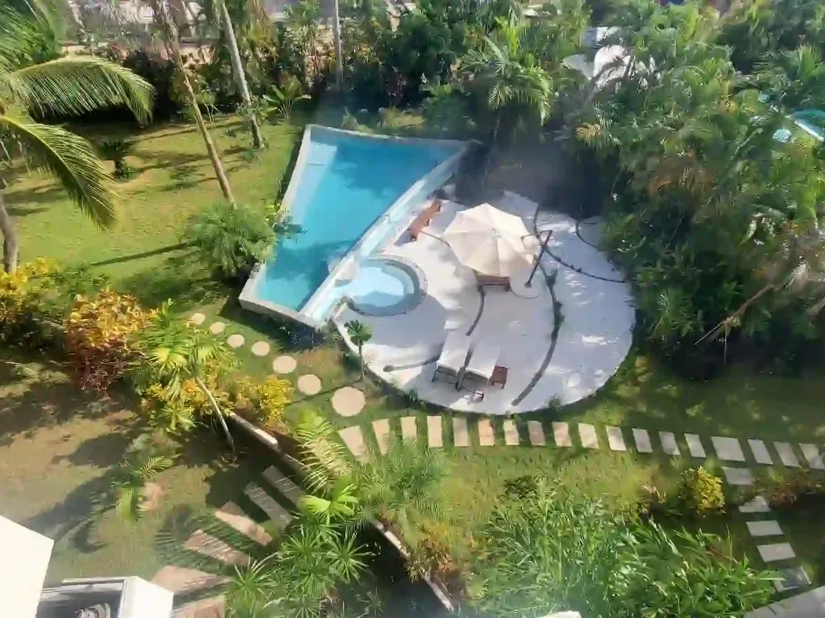 Apartamento en venta en Las Terrenas, Samaná – Vista desde la terraza a la piscina