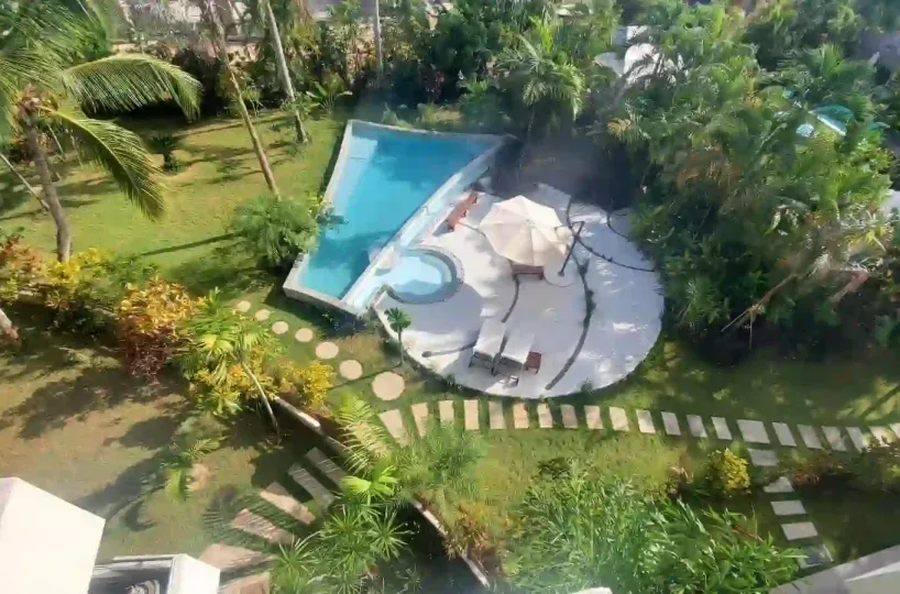 Apartamento en venta en Las Terrenas, Samaná – Vista desde la terraza a la piscina
