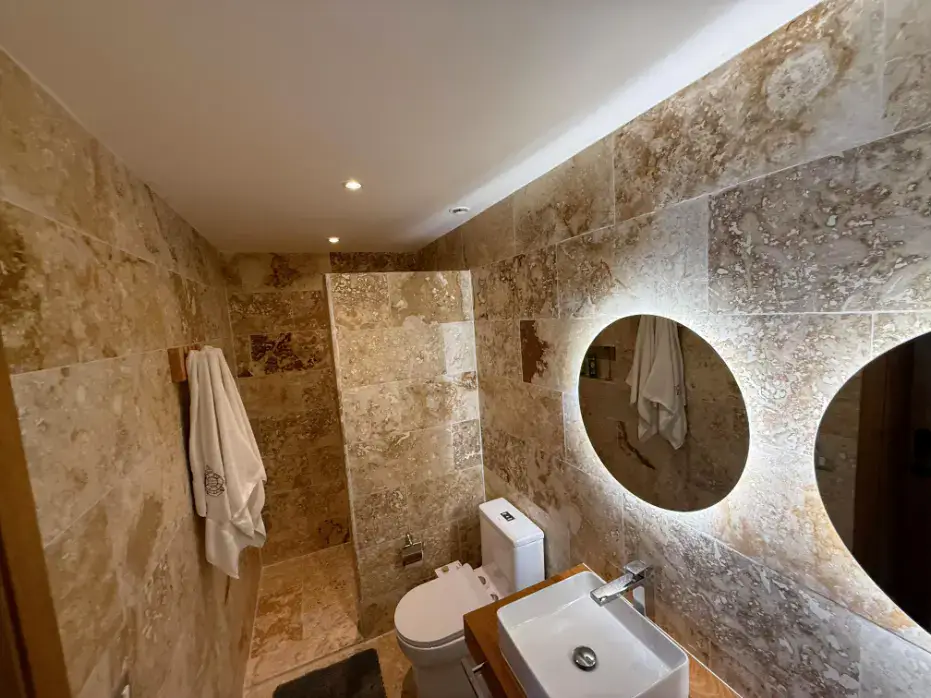 apartamentos frente al mar en venta en las terrenas baño mas espejo + toallas