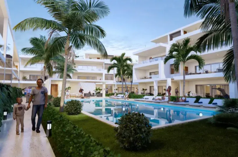 Piscina y áreas verdes en Las Terrenas, cerca de la playa.