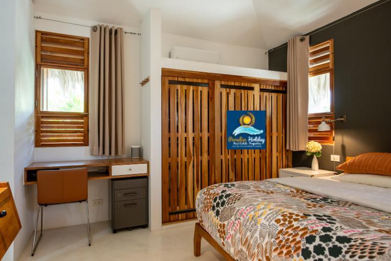 Amplia habitación con decoración moderna y ventanas con vistas naturales. Espacio cómodo y acogedor.